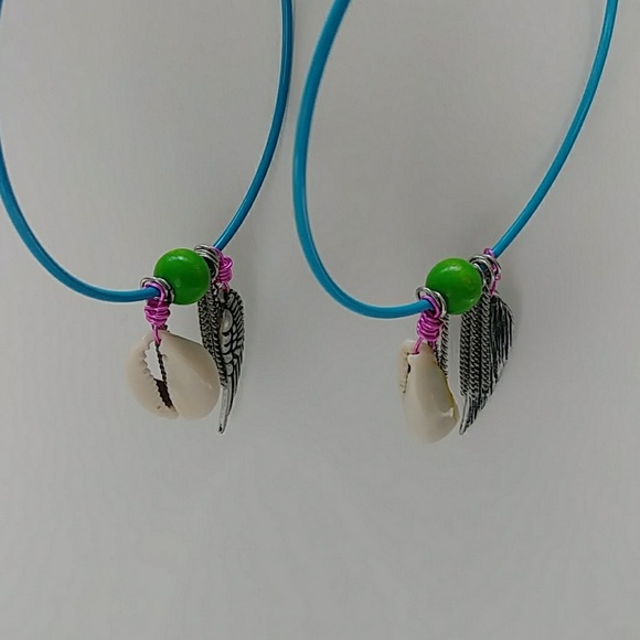 SOLD Retro Ángel Wing Cowrie Shell Hoop Earring - Picture 5 of 8